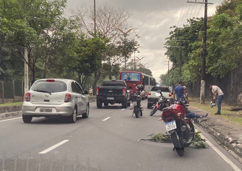 Acidente com motociclista deixa trânsito parado na Rodrigo Otávio em Manaus