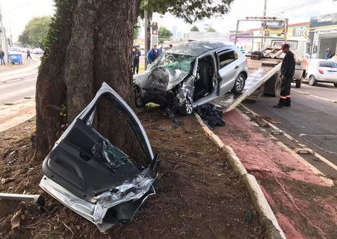 Carro atinge árvore e deixa três jovens mortas 