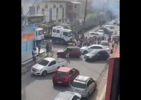 Vídeo: Moradores bloqueiam rua e impedem instalação de medidores de energia em Manaus