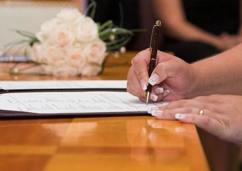 Cônjuge poderá incluir o sobrenome do parceiro mesmo depois do casamento