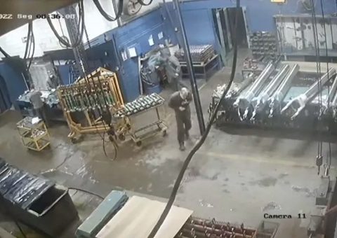 Supervisor mata funcionário que parou para tomar café durante expediente; vídeo