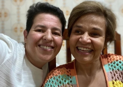 Claudia Rodrigues assume amor por ex-empresária e a pede em casamento; vídeo