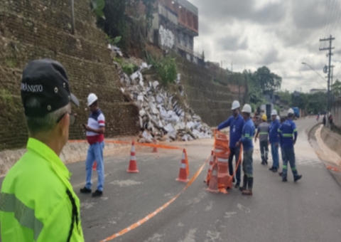 Barranco desaba em avenida de Manaus e trânsito é alterado 