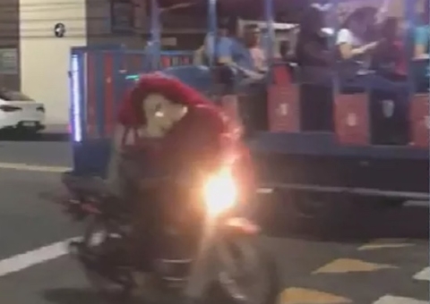 Fofão da Carreta Furacão é atropelado ao descer do trem da alegria; Vídeo