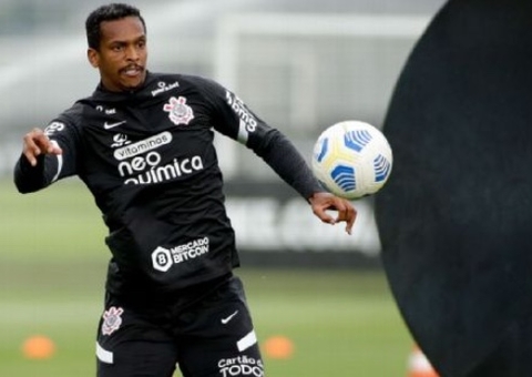Jô é flagrado em roda de samba durante derrota do Corinthians; vídeo  