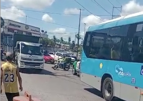 Mulher tem cabeça esmagada em acidente com ônibus em Manaus; criança escapa por pouco