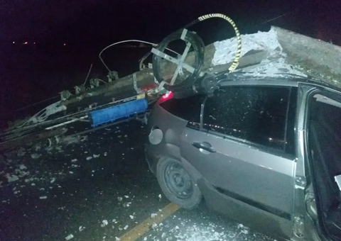 Pai embriagado derruba poste e deixa filhos de 2 e 5 anos sozinhos em carro