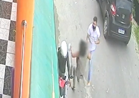 Vídeo: Motorista de aplicativo empurra passageira após corrida em Manaus