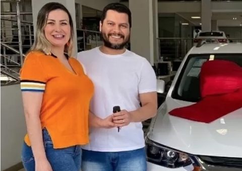 Andressa Urach dá carro de R$ 110 mil de presente para o marido