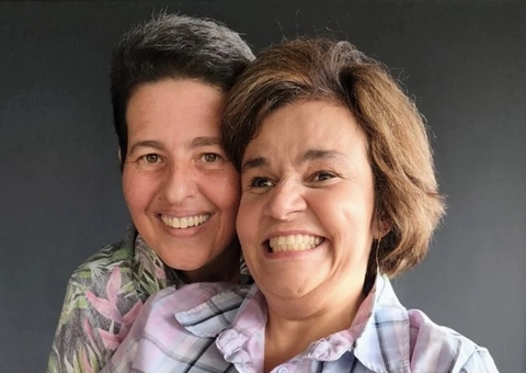 Adriane Bonato aceita pedido de casamento de Claudia Rodrigues