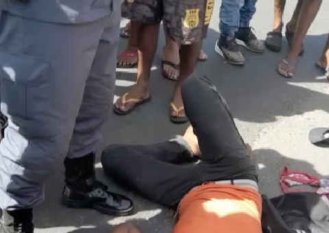 Assaltante é espancado por população na Bola do Produtor, em Manaus 