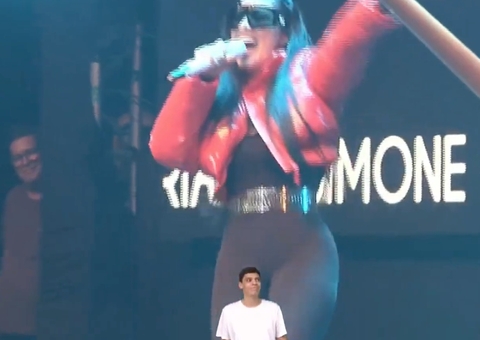 Reação de intérprete rouba a cena após Simaria chegar atrasada em show com Simone