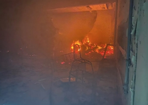 Alunos usam droga, levam bronca e resolvem atear fogo em escola