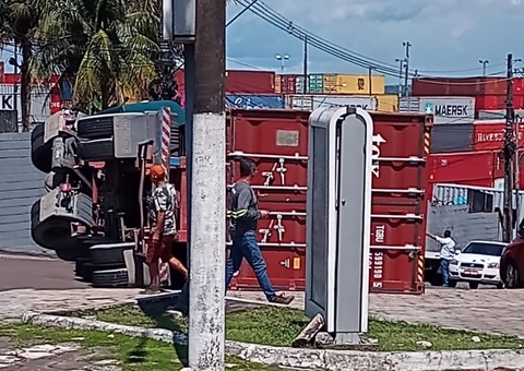 Container tomba em cruzamento em Manaus; Vídeo 