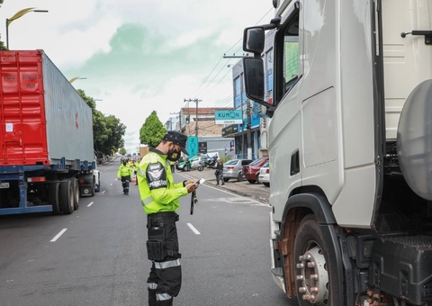Caminhões são multados em operação em Manaus