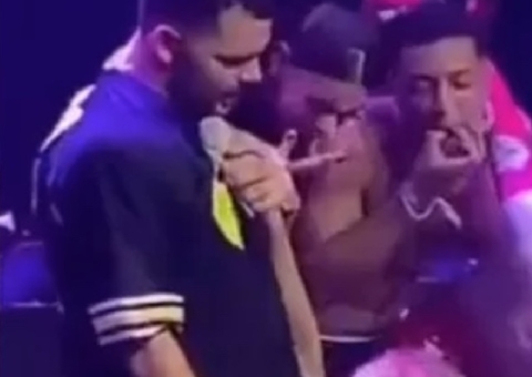 Pabllo VIttar dá mordidinha em parte íntima de Pedro Sampaio