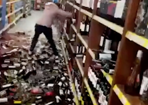 Funcionária tem momento de fúria e quebra vinhos de supermercado após ser demitida