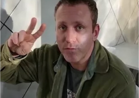 Mãe de Sérgio Hondjakoff mostra ator em reabilitação e relata luta contra as drogas