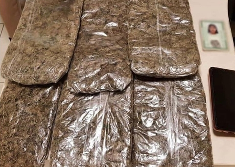 Mulher é presa com drogas amarradas nas coxas no aeroporto de Manaus 