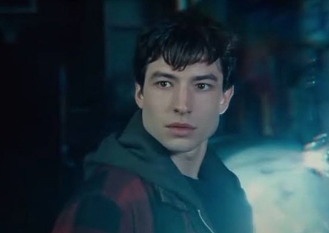 Ezra Miller é acusado de assediar criança não-binária de 12 anos e recebe ordem de restrição