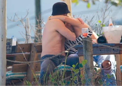 Diego Hypolito é flagrado aos beijos e lambidas com loira em praia após se assumir gay