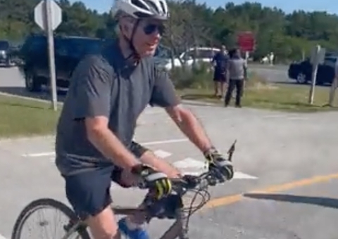 Presidente dos EUA Joe Biden cai de bicicleta durante passeio; vídeo