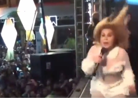 Joelma cai com as pernas para cima durante show; vídeo