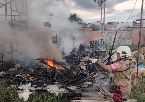Incêndio destrói kitnets e casa em Manaus; vídeos