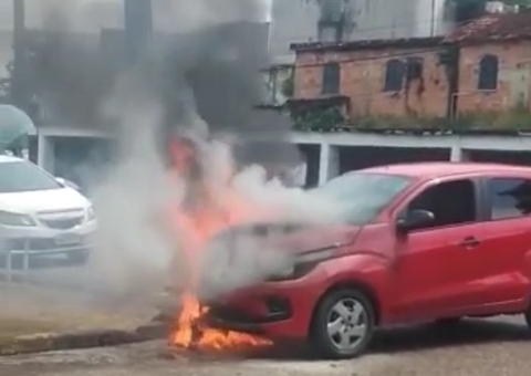 Vídeo: Carro pega fogo em rua de Manaus e assusta motoristas