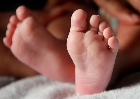 Pai deixa bebê em carro para fazer compras e o encontra com boca espumando