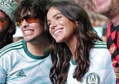 Par de Marquezine em Besouro Azul apaga foto com a atriz e intriga fãs 
