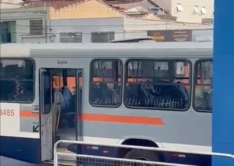 Vídeo: Homem deixa três mortos e três feridos em ataque a ônibus; imagens fortes