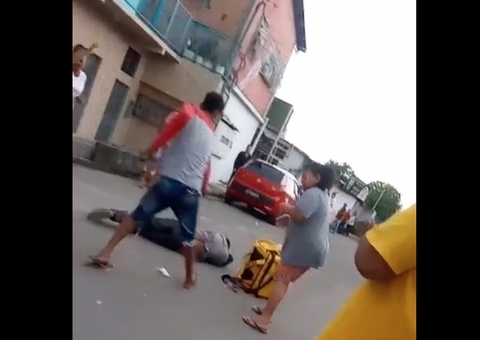 Vídeo mostra 2º pistoleiro executando homem que já estava agonizando em Manaus
