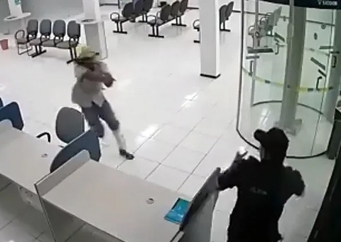Vídeo: Assaltante é morto por segurança ao invadir banco para roubar