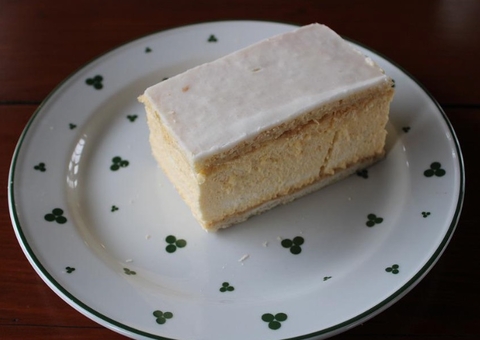 Travesti agride e esfaqueia ‘amiga’ após briga por fatia de bolo 