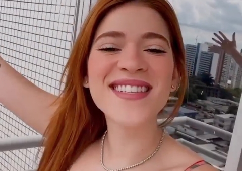 Ana Clara chega a Manaus e exalta Festival de Parintins; vídeo