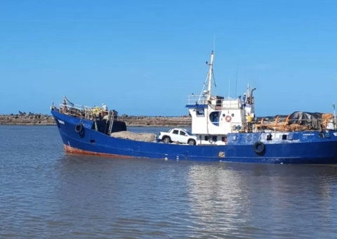 Embarcação naufraga com carga de 100 toneladas e tripulantes desaparecem