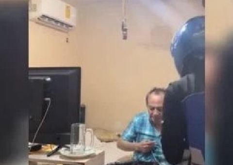 Idoso pede pizza para que entregador o ajude a deitar e comove a web; vídeo