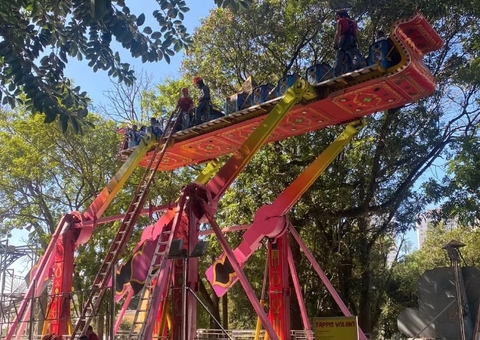 Crianças ficam presas em brinquedo em parque de diversões; veja