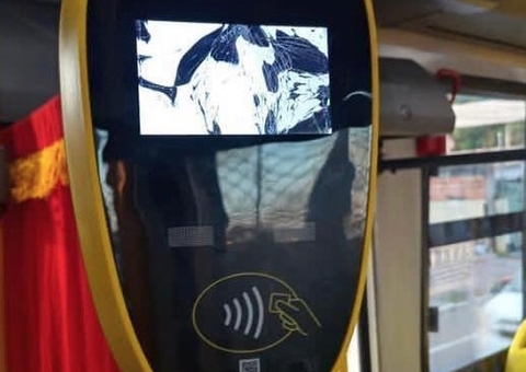 Passageiro quebra validador em ônibus e ameaça cobradora em Manaus 