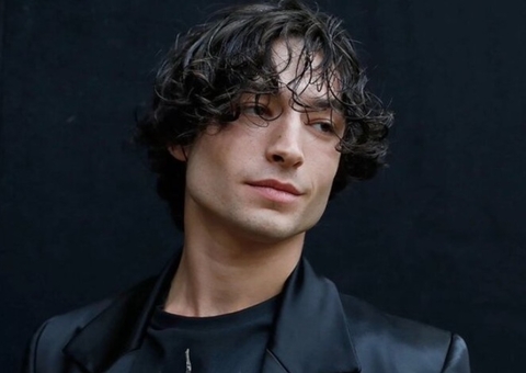 Ezra Miller está abrigando mulher com três filhos em fazenda com armas e munição