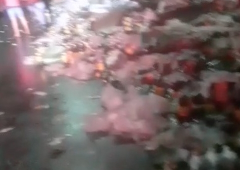 Carreta com refrigerantes tomba em rotatória de Manaus