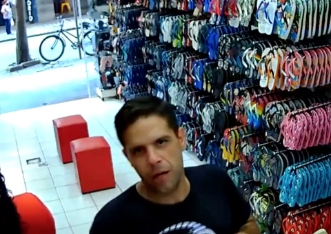 Durante assalto, criminoso olha para câmera e manda recado: 'pode filmar, estou f*dido mesmo'