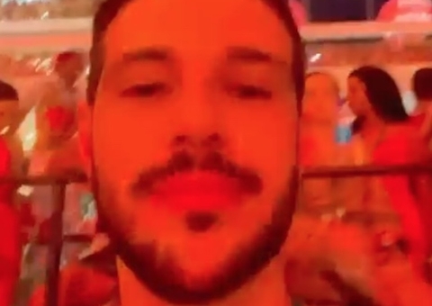 No Festival de Parintins, Rodrigo Mussi curte primeira festa após acidente