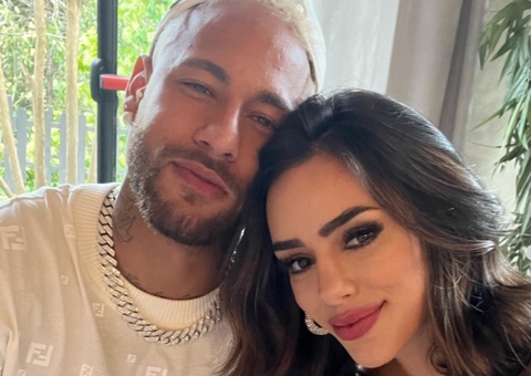 Neymar faz festa junina e posa combinando look com namorada