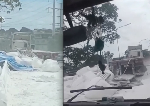 Carga cai de caminhão e cal espalhado em avenida prejudica trânsito em Manaus
