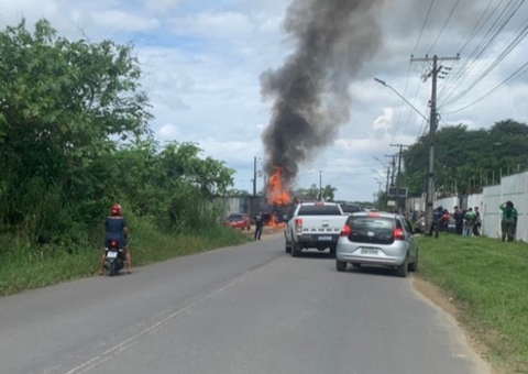 Cabine de caminhão pega fogo em Manaus; Vídeo