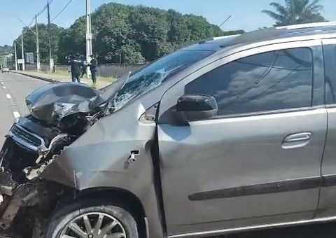 Carro fica destruído em acidente com caminhão em Manaus