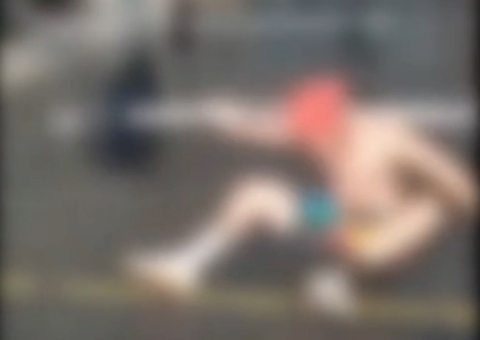 Crossfiteiro desmaia ao deixar barra de ferro cair sobre ele; vídeo chocante