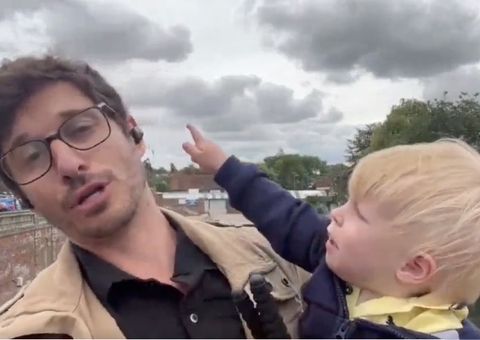 Repórter da BandNews faz entrada ao vivo com filho no colo e passa perrengue; vídeo